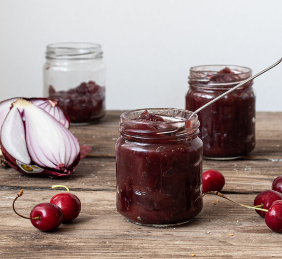 Cibulové chutney s třešněmi