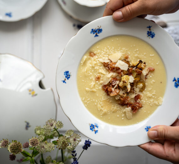 Krémová květáková polévka se slaninou a parmezánem