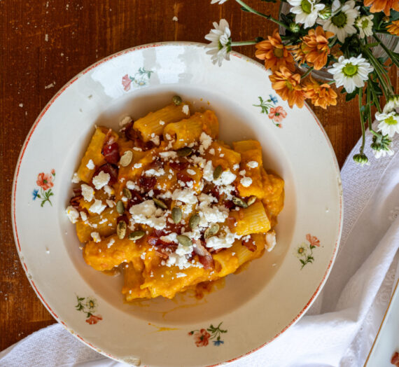 Rigatoni s dýňovou omáčkou, fetou a slaninou